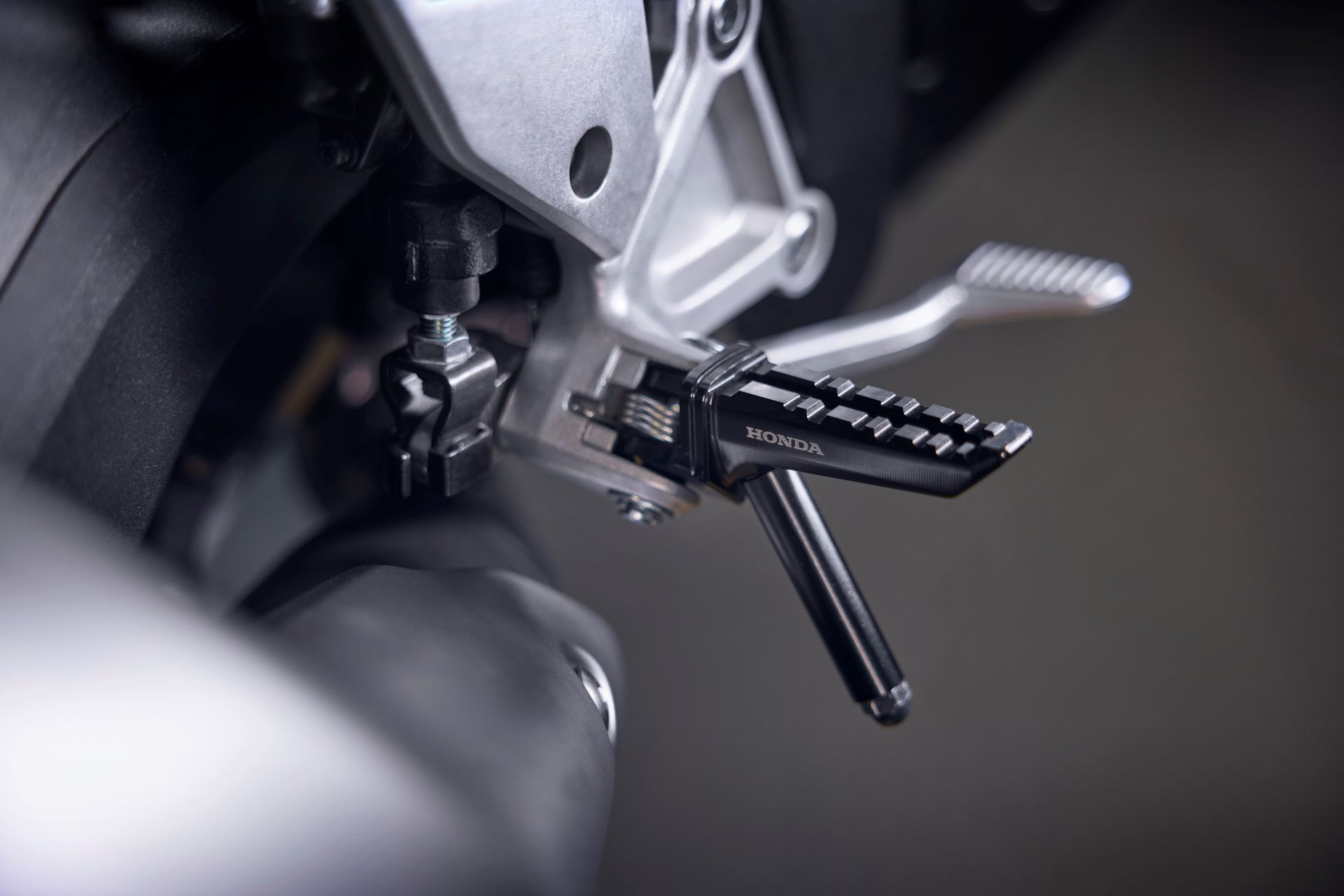 Manillar y controles de la Honda CB1000 Hornet 2025, precisión y estilo.