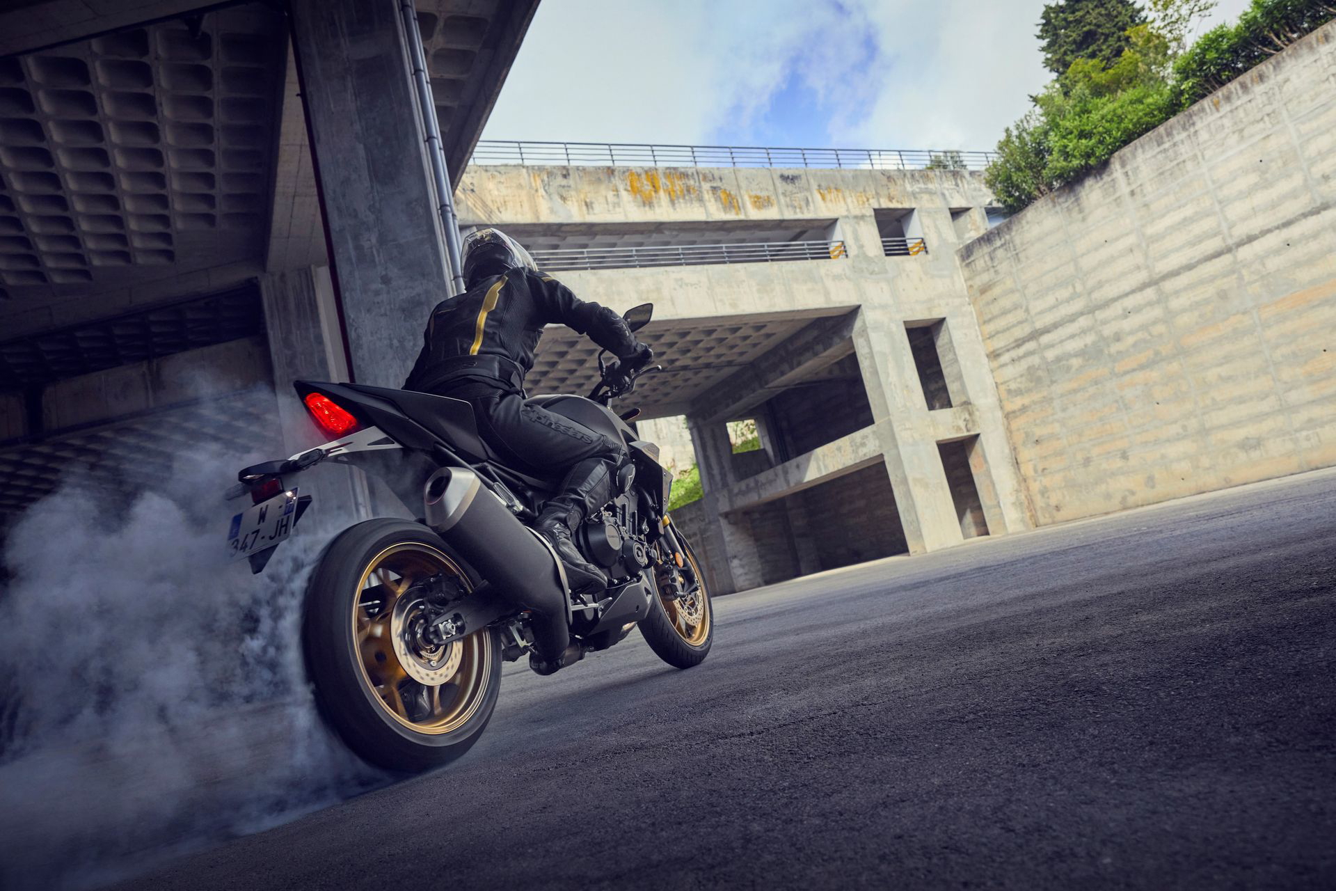 La nueva Honda CB1000 Hornet 2025 deslumbra con su diseño agresivo y líneas dinámicas.