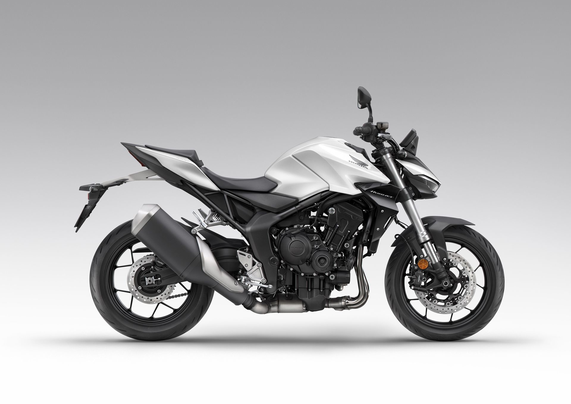 La Honda CB1000 Hornet se muestra en su esplendor lateral, prometiendo adrenalina pura.