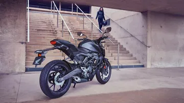 Honda CB125R 2024: diseño agresivo y compacto, ideal para la ciudad.