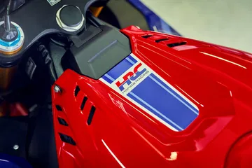 Vista en detalle de la Honda CBR1000RR-R Fireblade, foco en insignia.