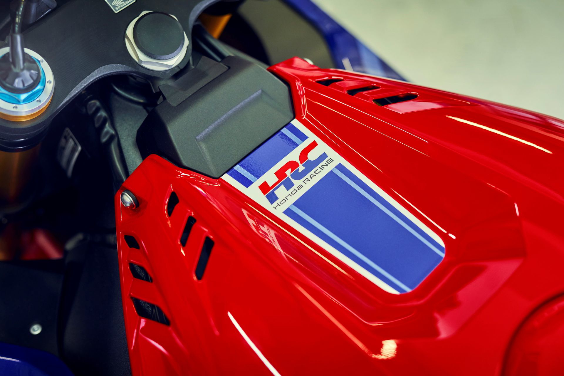 Vista en detalle de la Honda CBR1000RR-R Fireblade, foco en insignia.