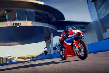 Honda CBR1000RR-R Fireblade en circuito, ángulo dinámico