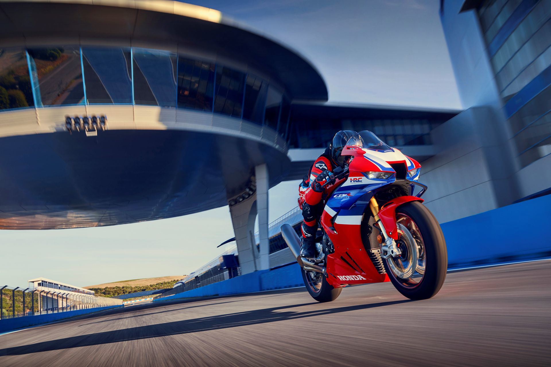 Honda CBR1000RR-R Fireblade en circuito, ángulo dinámico