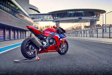 Honda CBR1000RR-R Fireblade en su esplendor, diseño agresivo y aerodinámico.