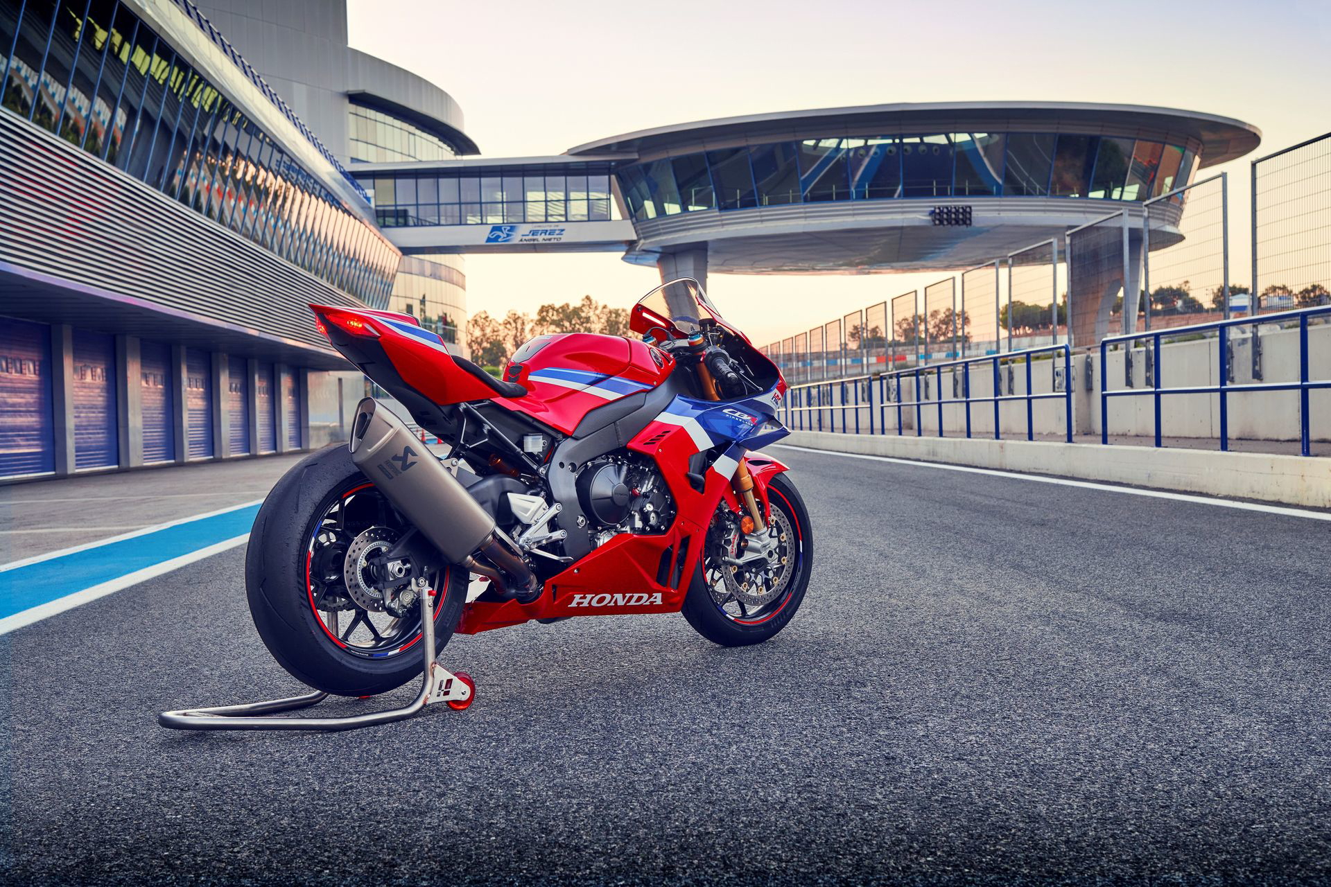 Honda CBR1000RR-R Fireblade en su esplendor, diseño agresivo y aerodinámico.