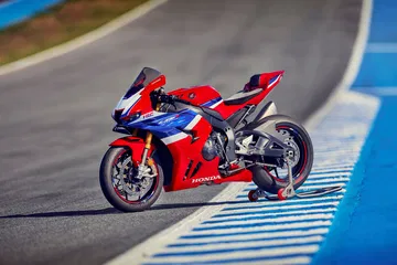 Honda CBR1000RR-R Fireblade en acción, exaltando su diseño y rendimiento