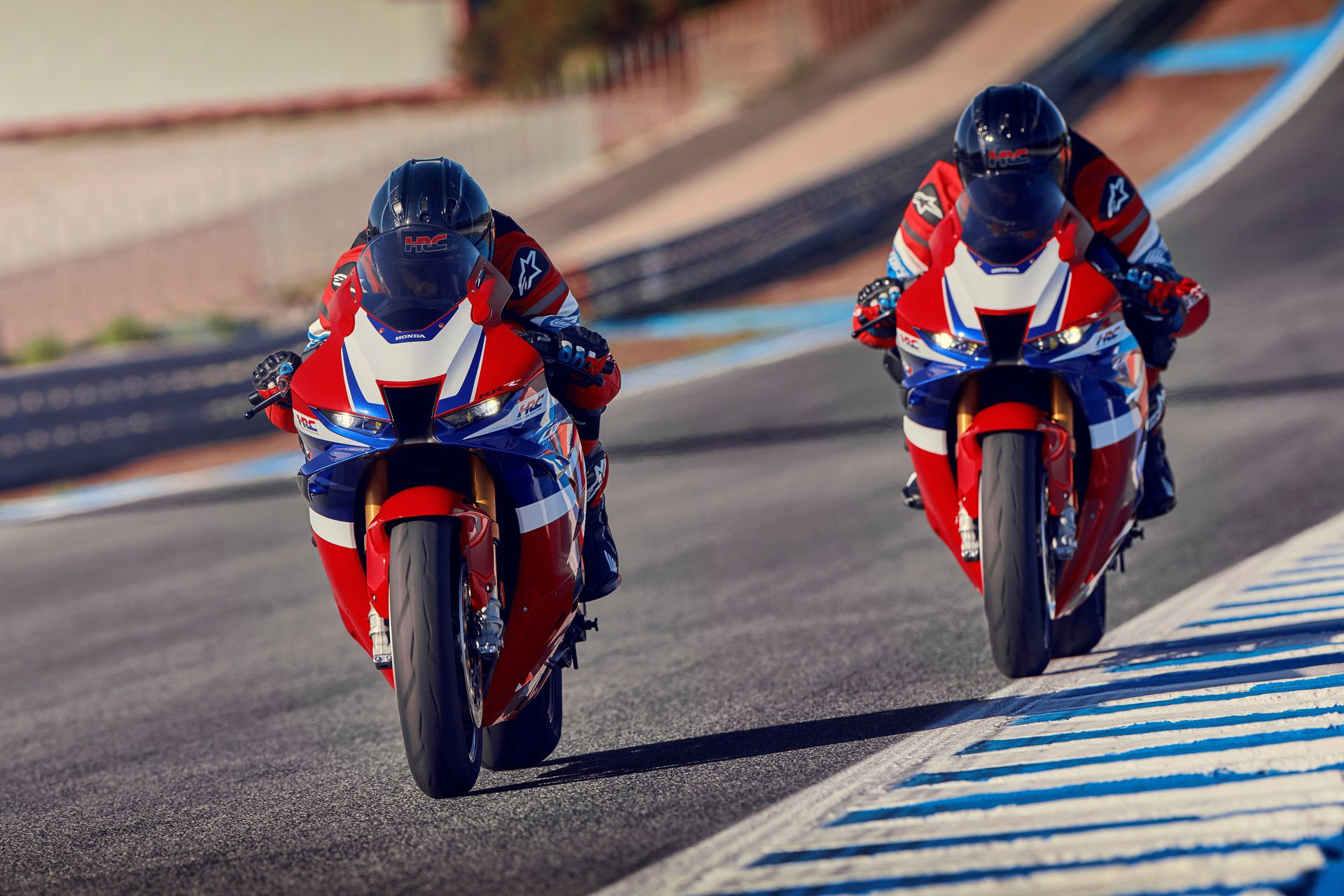 Honda CBR1000RR-R Fireblade 2024 en circuito, desplegando potencia y agilidad.