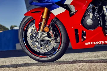 Vista lateral de la CBR1000RR-R Fireblade 2024 destacando su diseño aerodinámico.