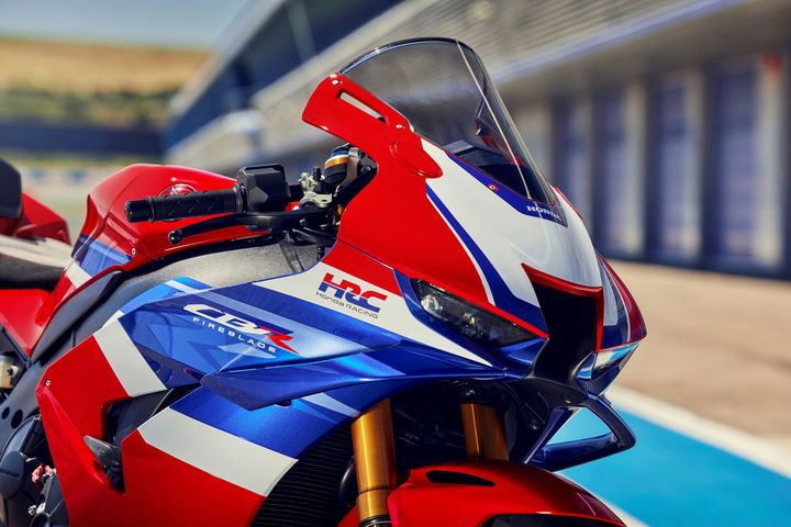 Vista lateral trasera de la Fireblade en circuito, mostrando su diseño aerodinámico.