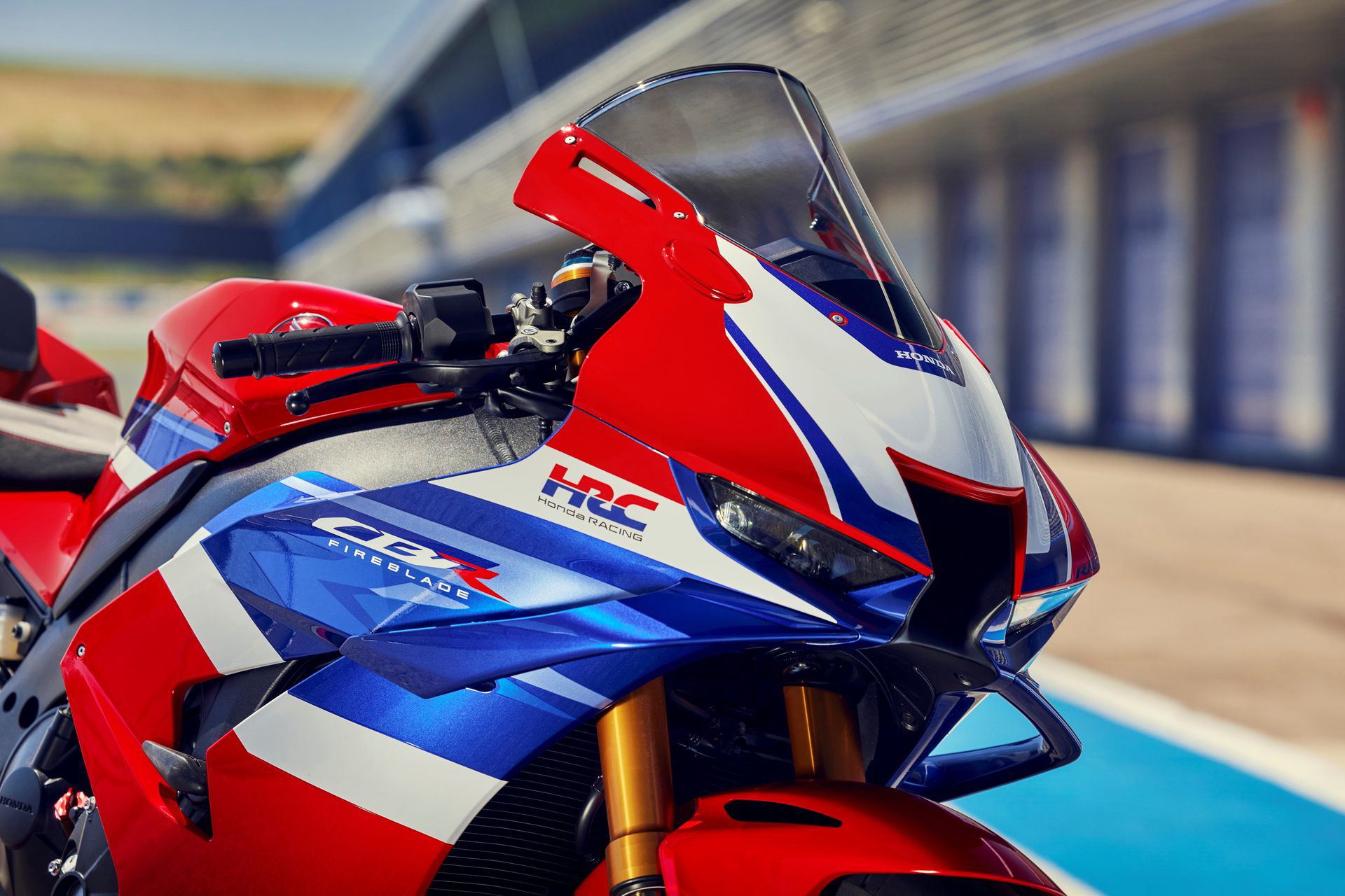 Vista lateral trasera de la Fireblade en circuito, mostrando su diseño aerodinámico.