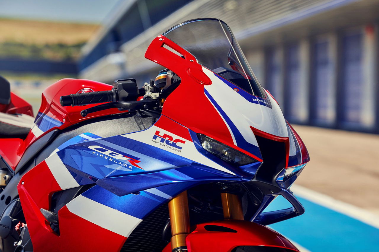 Vista lateral trasera de la Fireblade en circuito, mostrando su diseño aerodinámico.