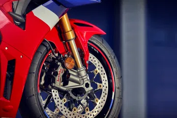 Vista angular de la Fireblade destacando su diseño aerodinámico.