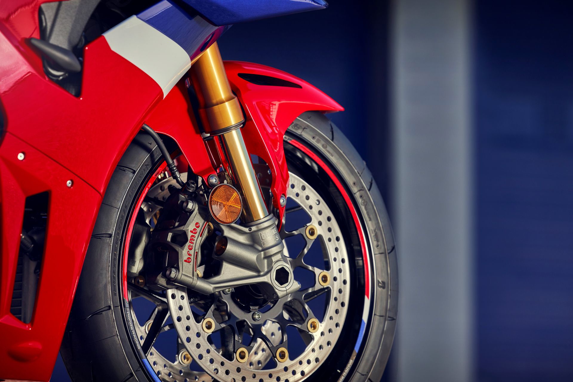 Vista angular de la Fireblade destacando su diseño aerodinámico.