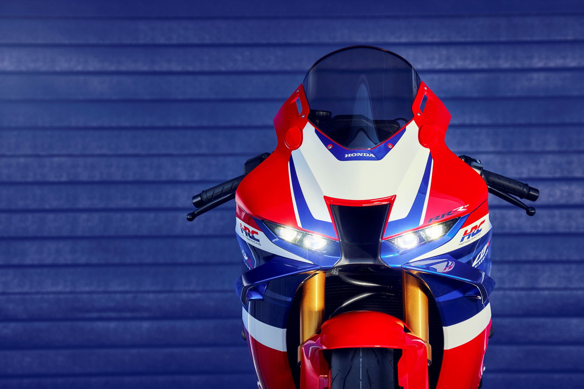 Vista frontal de la Honda CBR1000RR-R Fireblade, diseño afilado y agresivo.