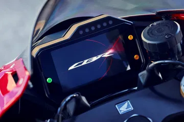 Vista detallada del cuadro de instrumentos de la Fireblade con acabados de alta calidad.