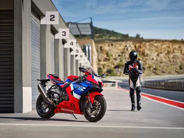 Nueva Fireblade en circuito, diseño agresivo y prestaciones de élite.