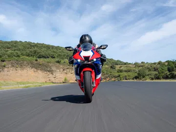 La Honda CBR1000RR-R Fireblade 2024 en acción, dinamismo puro.