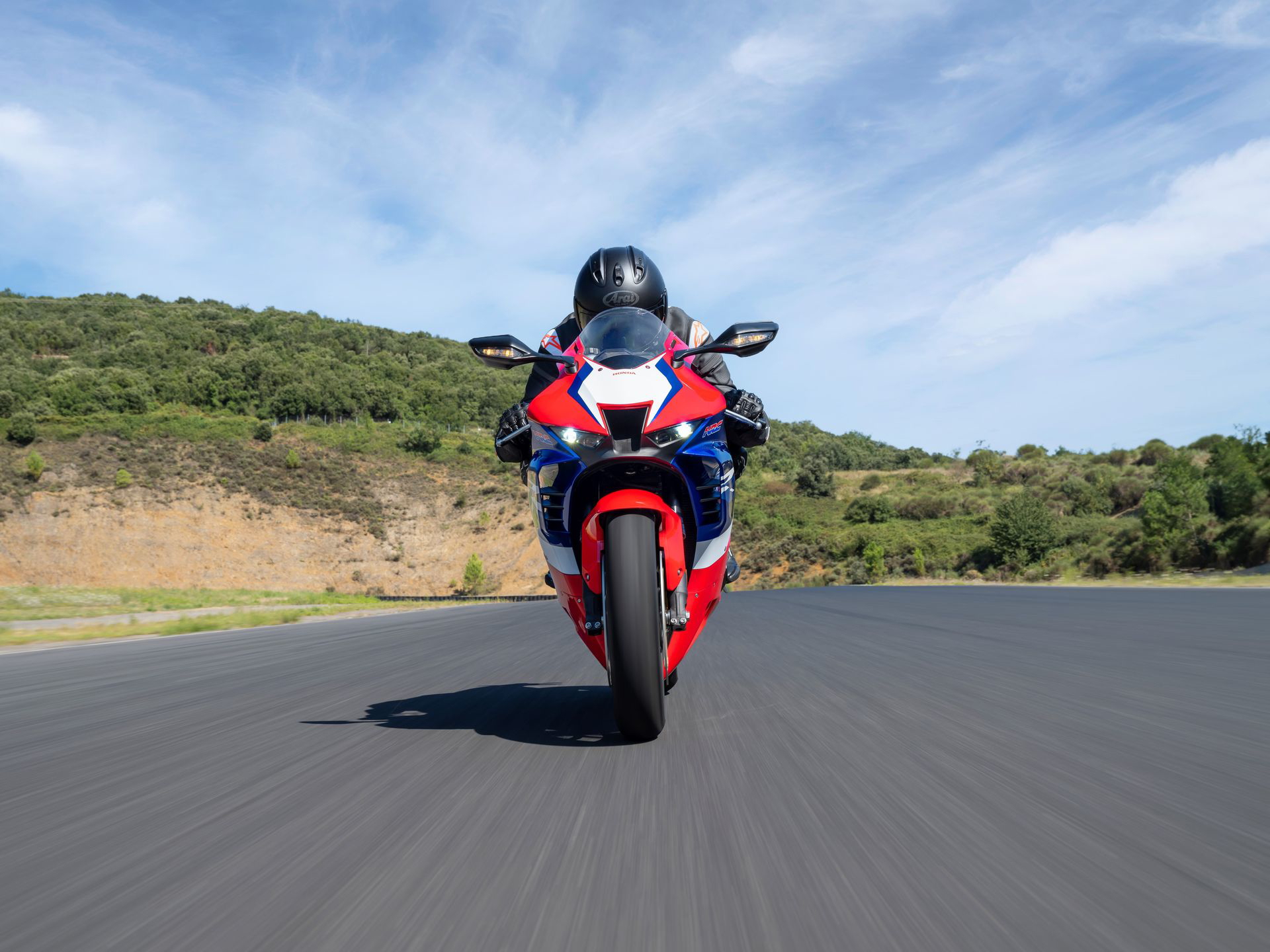 La Honda CBR1000RR-R Fireblade 2024 en acción, dinamismo puro.