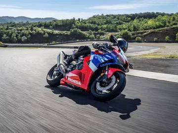 Honda CBR1000RR-R Fireblade en acción, diseño agresivo y prestaciones de circuito.