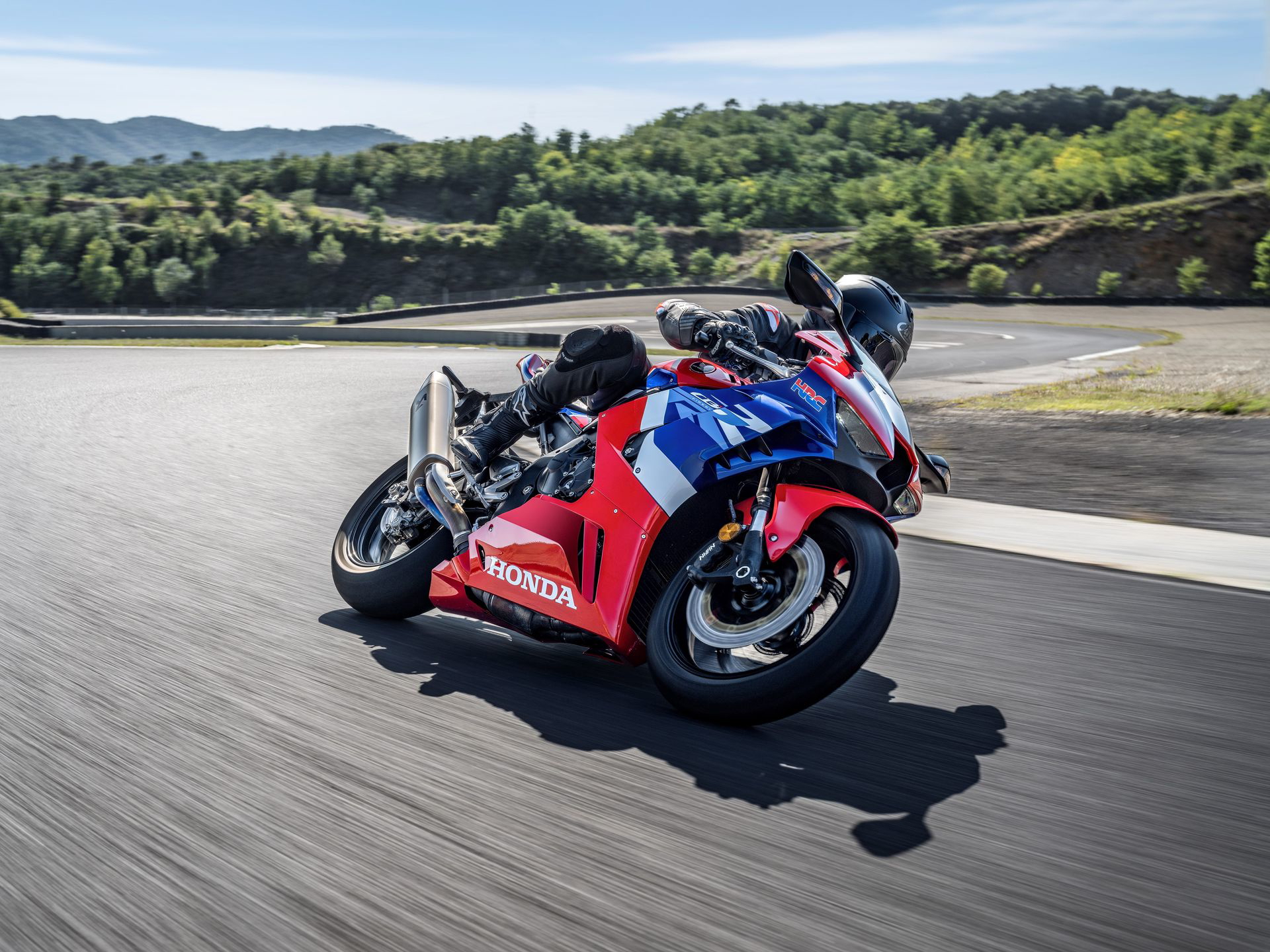 Honda CBR1000RR-R Fireblade en acción, diseño agresivo y prestaciones de circuito.