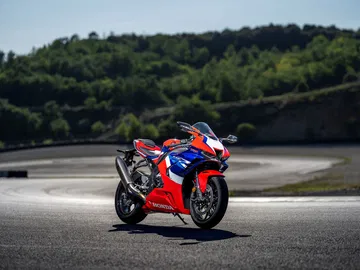 Vista lateral Honda CBR1000RR-R Fireblade 2024, diseño agresivo y aerodinámico.
