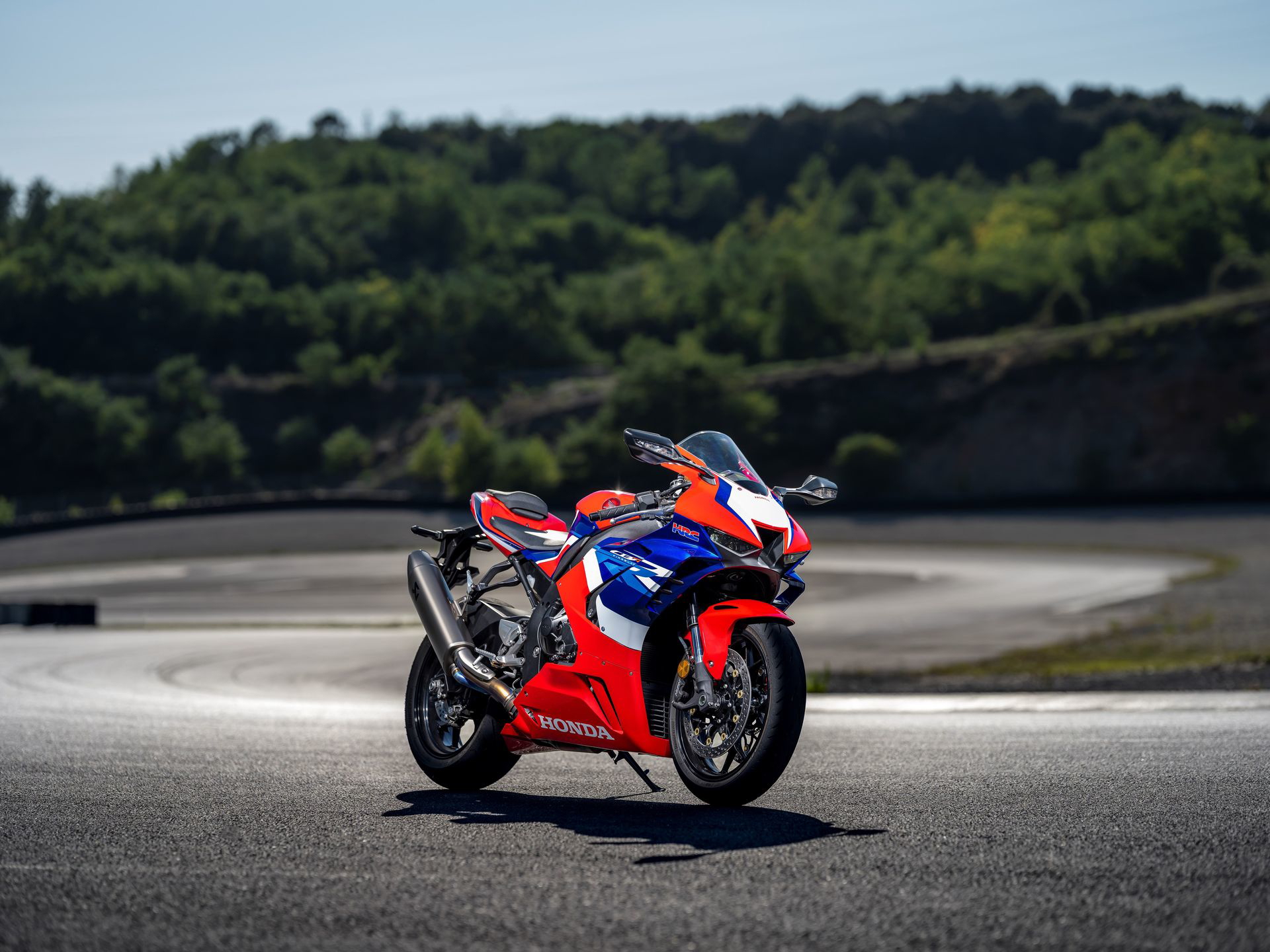 Vista lateral Honda CBR1000RR-R Fireblade 2024, diseño agresivo y aerodinámico.