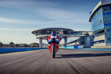 La CBR1000RR-R Fireblade en acción, potencia y velocidad en circuito