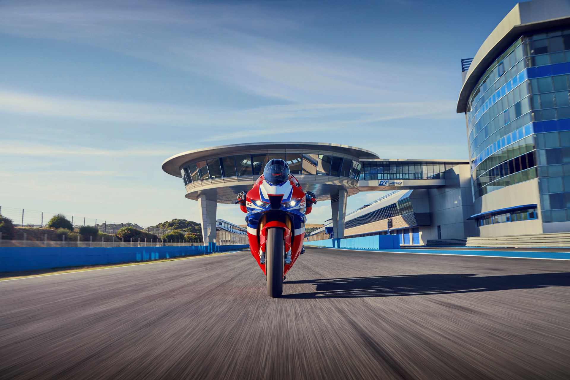 La CBR1000RR-R Fireblade en acción, potencia y velocidad en circuito