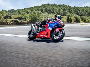 La Honda CBR1000RR-R Fireblade 2024 en acción, perfil que rebosa deportividad