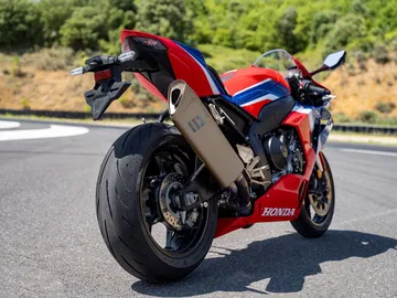 Nueva Honda CBR1000RR-R Fireblade 2024 en acción, dinamismo y potencia en la carretera.