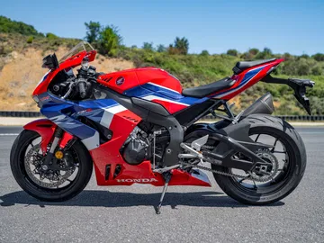 Moto deportiva Honda CBR1000RR-R Fireblade en vista lateral, mostrando su diseño aerodinámico y colores distintivos