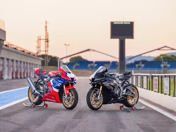 Honda CBR1000RR-R Fireblade 2024 en circuito, exhibiendo su agresiva postura.