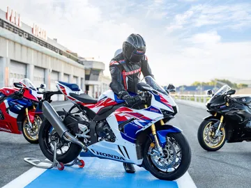 Honda CBR1000RR-R Fireblade 2024 en pista, diseño agresivo y deportiv