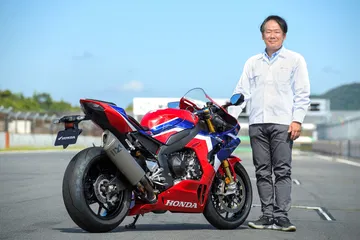 Honda CBR1000RR-R Fireblade en una pose lateral, diseño vanguardista.