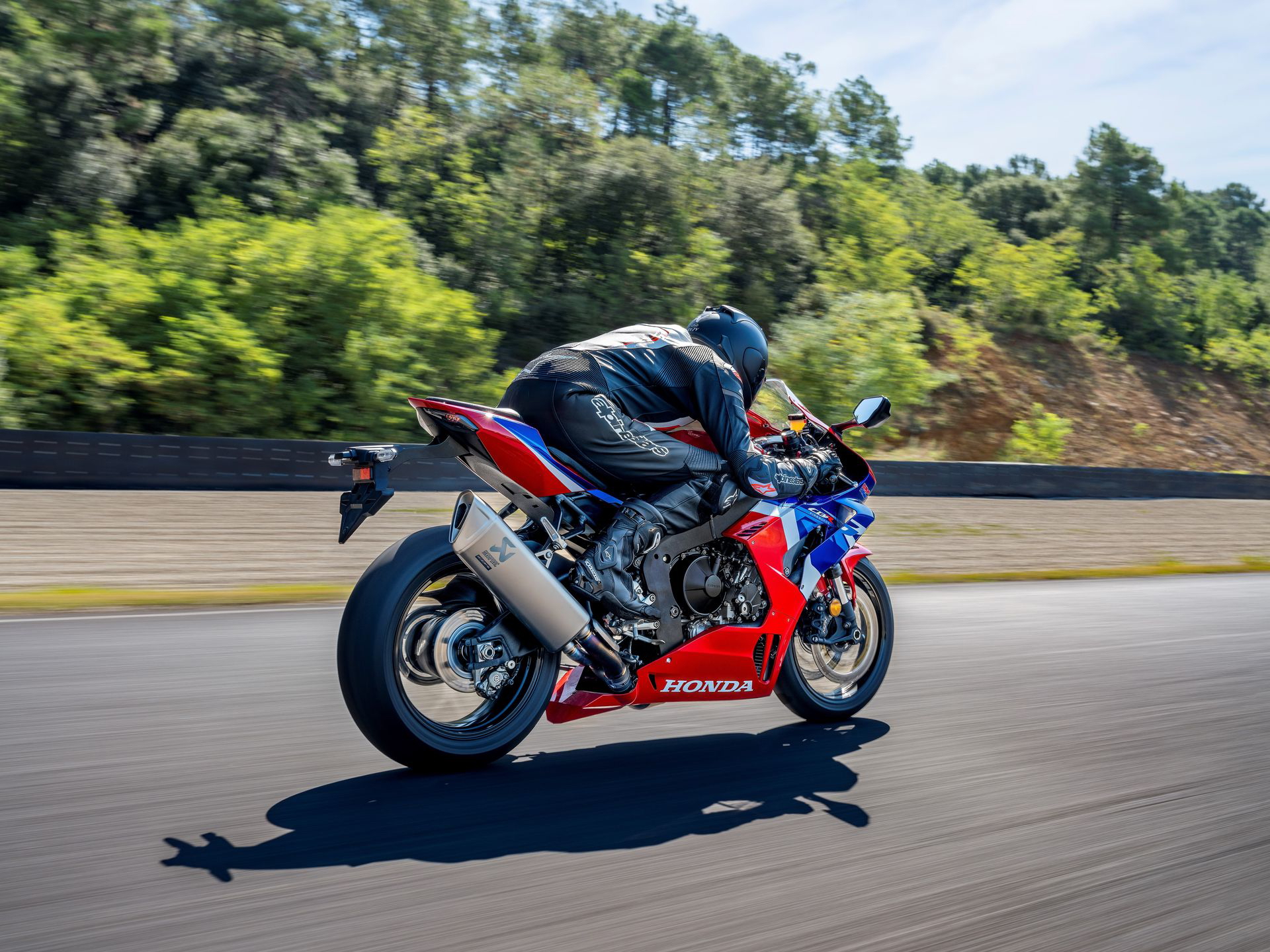 Honda CBR1000RR-R Fireblade en acción, una máquina de precisión y potencia.
