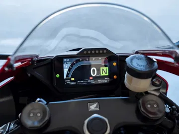 Cuadro de instrumentos digital de la Honda CBR1000RR-R Fireblade 2024.