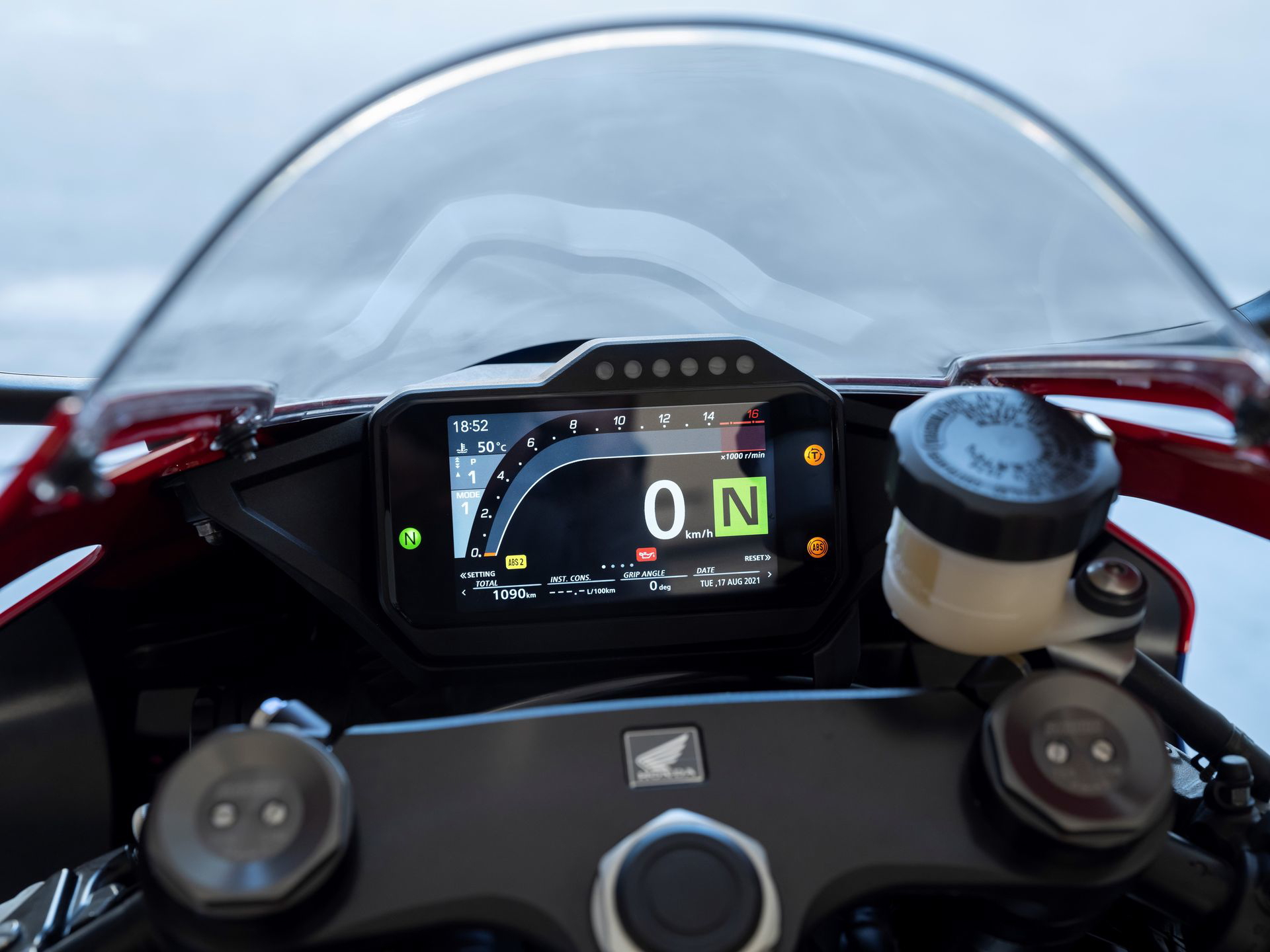 Cuadro de instrumentos digital de la Honda CBR1000RR-R Fireblade 2024.