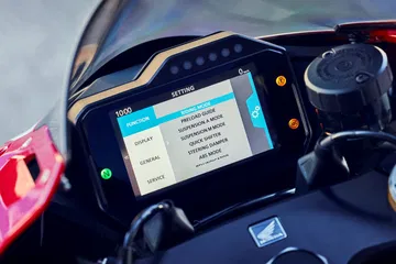 Panel de instrumentos digital de la CBR1000RR-R Fireblade 2024, alta tecnología en dos ruedas.