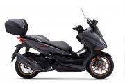 Vista lateral del Honda Forza 125 con diseño mejorado para 2025.