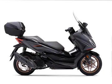 Vista lateral del Honda Forza 125 con diseño mejorado para 2025.