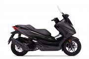 El Honda Forza 125, un scooter de aspecto premium con líneas elegantes y acabados sofisticados.