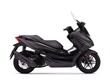 El Honda Forza 125, un scooter de aspecto premium con líneas elegantes y acabados sofisticados.