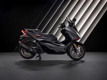 Honda Forza 125: Scooter japonés con diseño y fabricación italiana, listo para 2025.