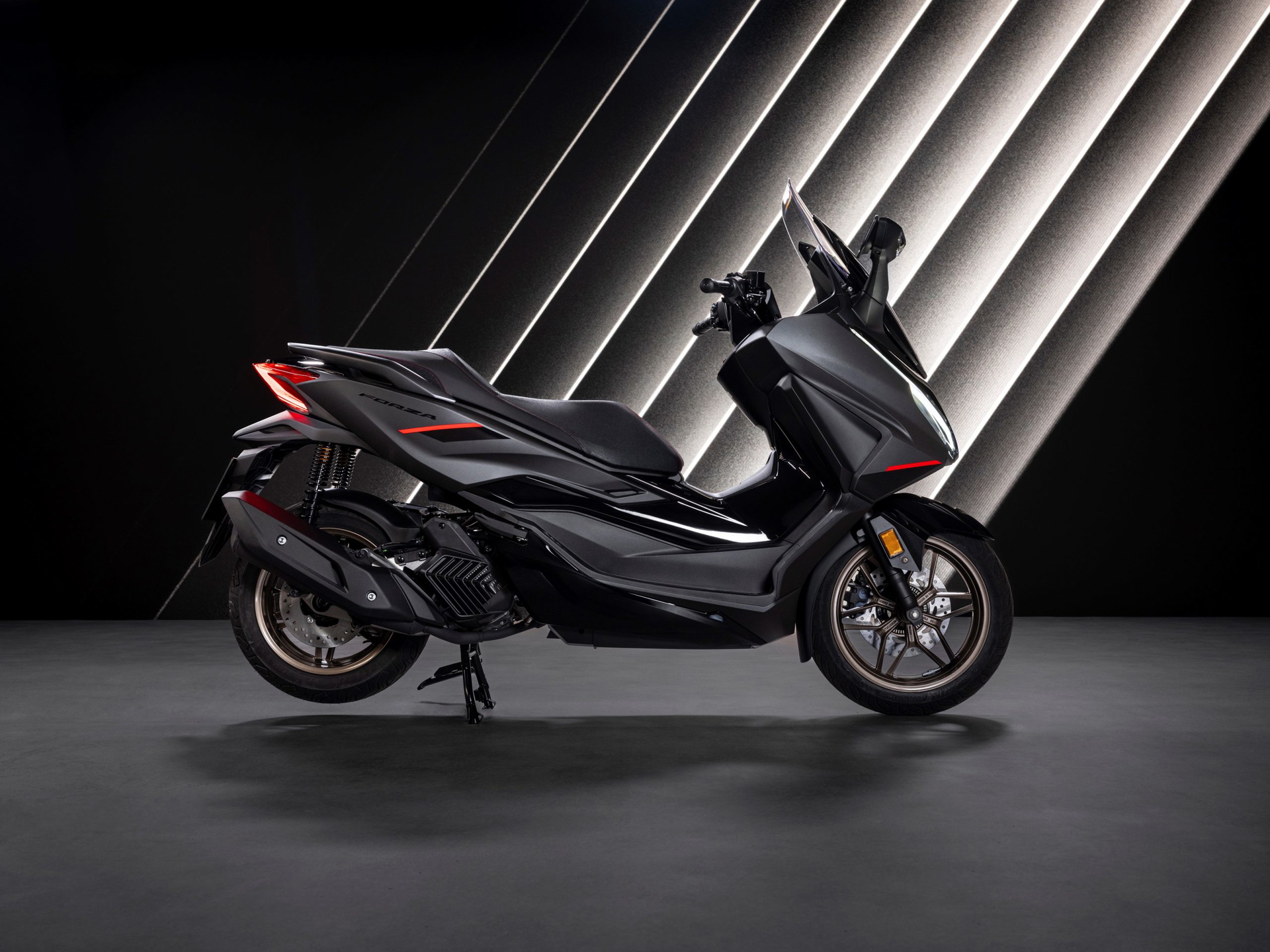 Honda Forza 125: Scooter japonés con diseño y fabricación italiana, listo para 2025.