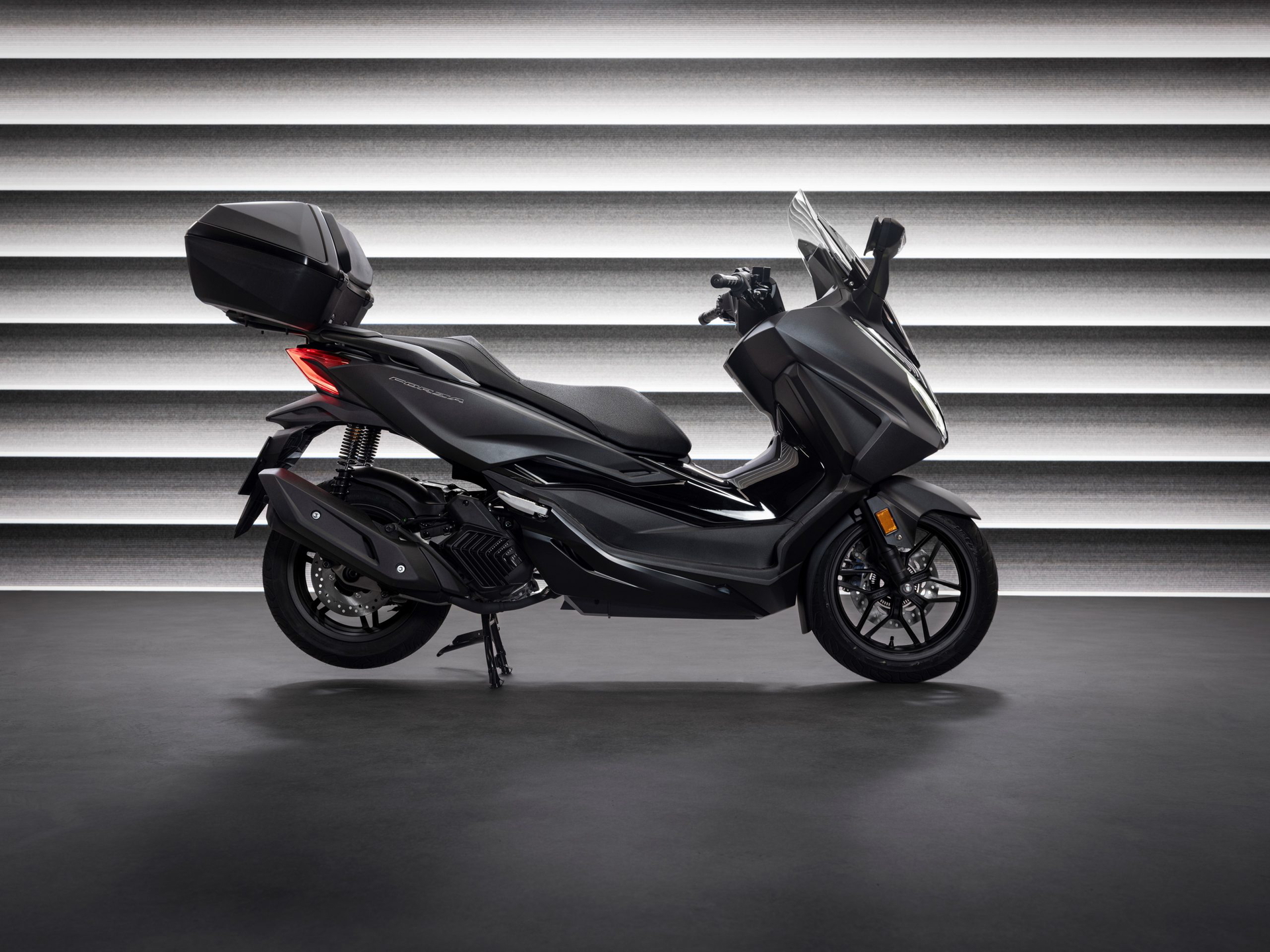Scooter Honda Forza 125 2025: diseño italiano con esencia japonesa.