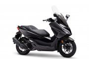 Vista lateral del Honda Forza 125 actualizado, mostrando líneas aerodinámicas y acabados premium.