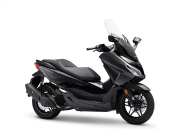 Vista lateral del Honda Forza 125 actualizado, mostrando líneas aerodinámicas y acabados premium.