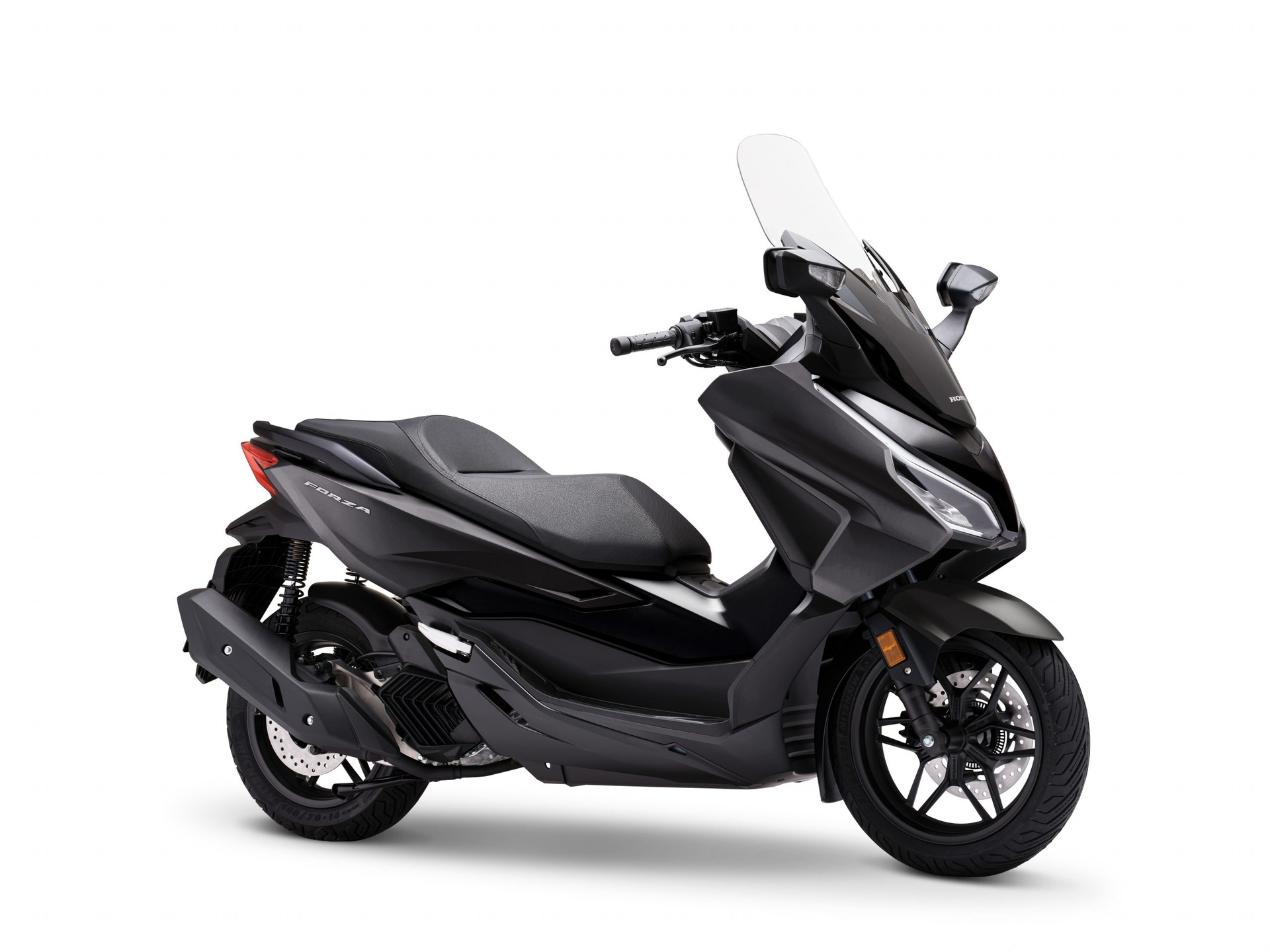 Vista lateral del Honda Forza 125 actualizado, mostrando líneas aerodinámicas y acabados premium.