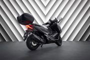 Vista trasera lateral del Honda Forza 125 con diseño actualizado para el año 2025.